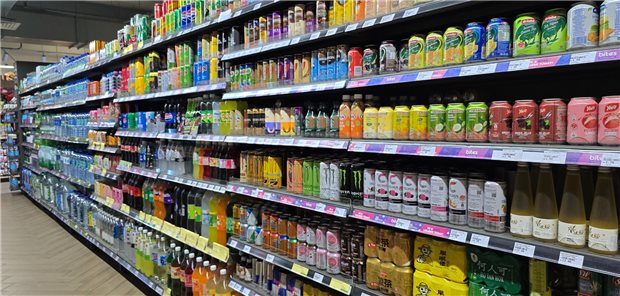 Große Auswahl an abgefülltem Wasser, Erfrischungsgetränken, Energydrinks und Getränken in Dosen in einem gut organisierten Supermarkt-Getränkegang in Bangsar, Malaysia.