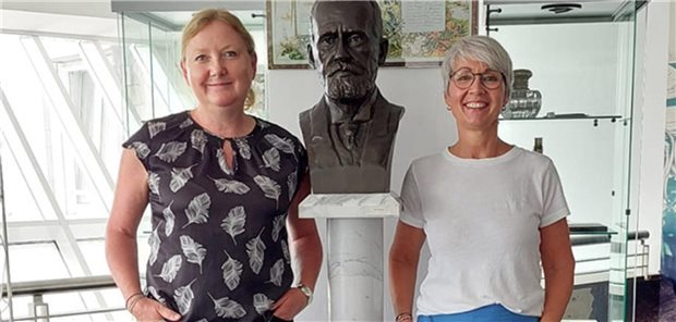Forscherinnen des Paul-Ehrlich-Instituts ausgezeichnet Wurden für ihre Forschungen ausgezeichnet: Nicole Fischer und Barbara Gulich. (v.l.)