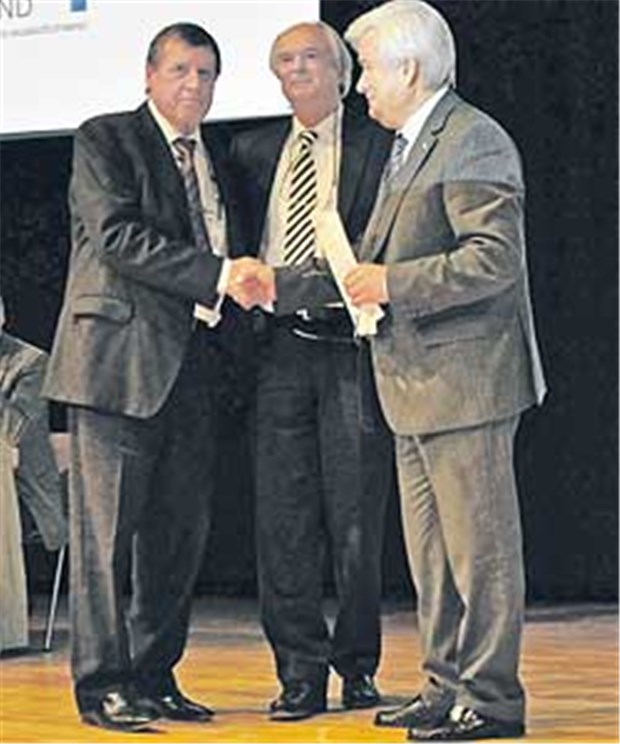Krawallo oder Realo? Bayerische Hausärzte im Zwiespalt Wurden von KV-Chef Dr. Wolfgang Krombholz zum Handschlag gedrängt. Dr. Wolfgang Hoppenthaller (l.) und Dr. Dieter Geis (re.).