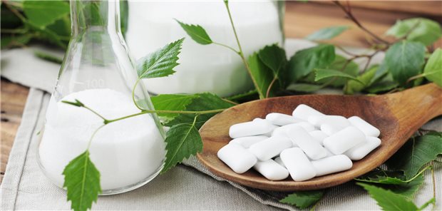 Xylit, häufig auch als „Birkenzucker“ bezeichnet, ist ein sogenannter „Zuckeralkohol“, der als kalorienarmer Süßstoff in verschiedenen Lebensmitteln und Getränken verwendet wird.