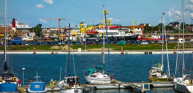 Büsum legt mit Ärztezentrum los Yachthafen von Büsum: Die Gemeinde will ein kommunales Ärztezentrum starten.