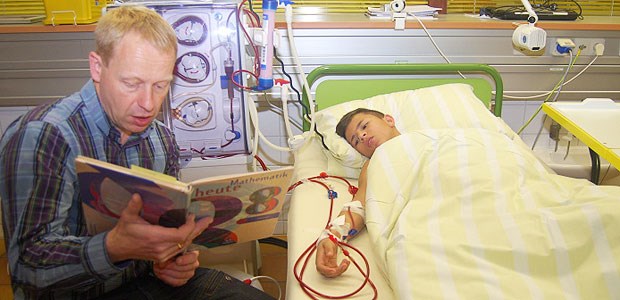 Vokabeln lernen am Krankenbett Yasin muss drei Mal pro Woche zur Dialyse. Sein Lehrer Axel Janz-Peters hilft ihm bei den Hausaufgaben. Yasin will bald zurück auf den Fußballplatz und Abi machen.