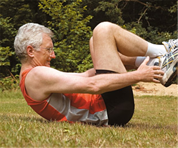 Yoga dehnt die Schmerzen weg Yoga im Freien: Wenn richtig gedehnt wird, hilft es gegen Rückenschmerzen.
