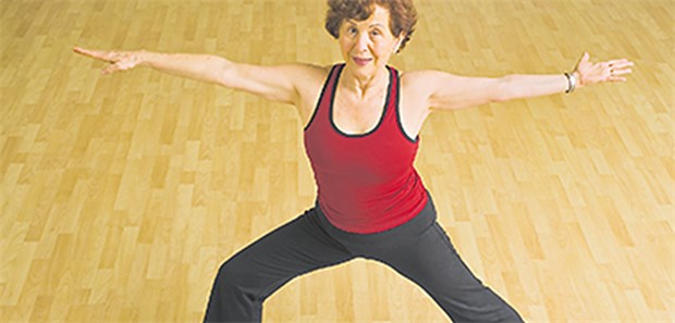 Diese Übungen belasten das Gelenk! Yoga mit Kunstgelenk? Bei einigen Positionen könnte eine Dislokation drohen.