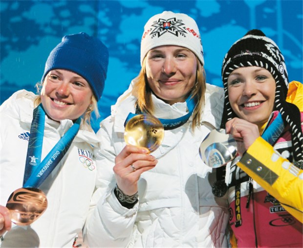 Große Trauer und erste strahlende Gewinner Zählten zu den ersten glücklichen Medaillengewinnern in Vancouver: Die Biathletinnen Magdalena Neuner, Anastasiya Kuzmina, Marie Dorin, (v.r.n.l.). © dpa