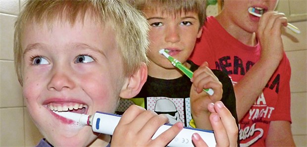 Marburg setzt Standards Zähneputzen macht Spaß. Marburger Kinder werden früh angeleitet.