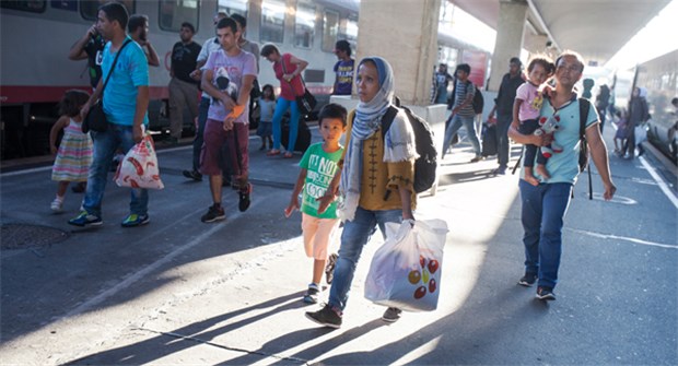 Nierenkrank und auf der Flucht Zahlreiche Familien mit Kindern kommen in diesen Tagen in Mitteleuropa an - so wie diese auf dem Wiener Hauptbahnhof.