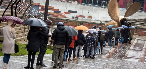 Zahlreiche Menschen warten vor dem Maritimen Museum in Hamburg, um sich im Rahmen einer Impfaktion gegen das Coronavirus impfen zu lassen.