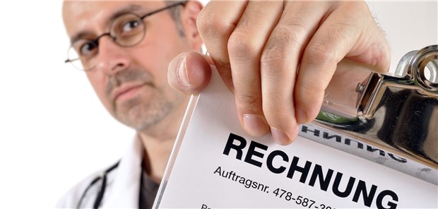 Zahlt die private Krankenversicherung die Rechnung? Das hängt vor allem am Versicherungsvertrag, den der Patient abgeschlossen hat.