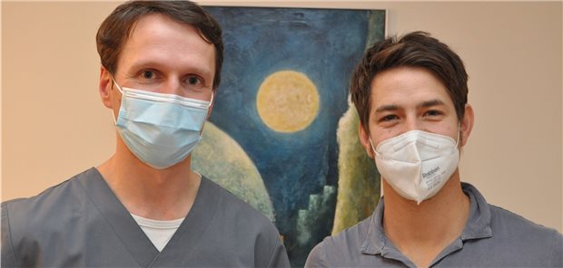 Internist und drei Zahnärzte starten gemeinsame Impfaktion Zahnarzt Dr. Lars Ossenkop (links) und Internist Hendrik Metzger bieten Impfungen mit Moderna ohne Termine an.