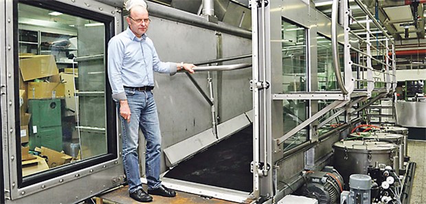 Zahnarzt wagt sich als Unternehmer Zahnarzt Günter Michl auf dem selbst entwickelten Unterwasserlaufband für Pferde.