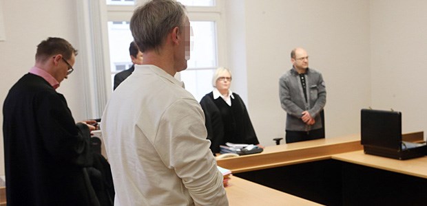 Zahnarzt muss Entschädigung zahlen Zahnarzt vor Gericht.