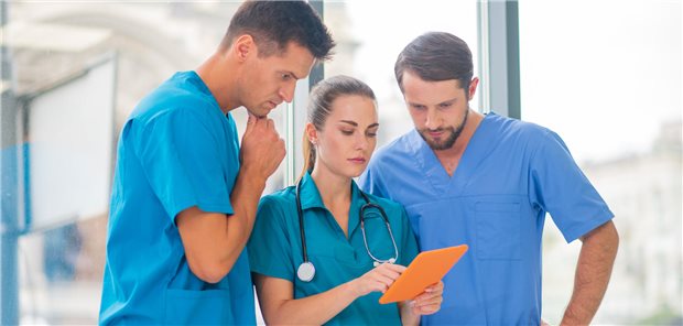 Klinikärzte: Tarifgespräche sollen im Herbst fortgesetzt werden Ärzte beraten sich.