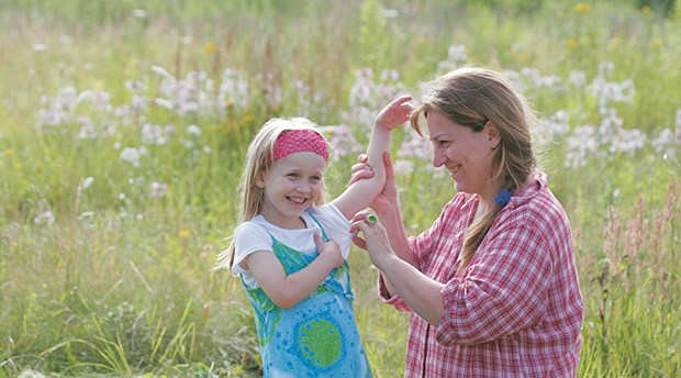 RKI mahnt Aufklärung zum FSME-Schutz an Zecken-Check: Geimpfte brauchen den Hinweis, dass die FSME-Impfung nicht vor Borreliose schützt.