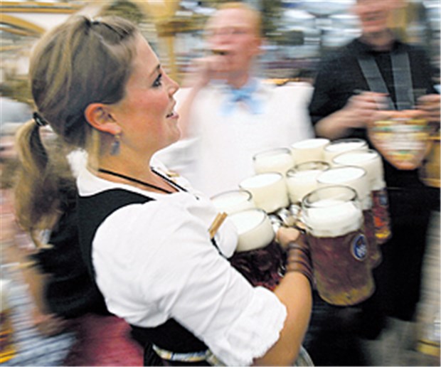 Der Wies'n-Bierschaum darf nicht knistern Zehn Maß Bier trägt Bedienung Mascha im Hofbräuzelt in München. Ab kommenden Samstag gilt: "Oazapft is!"