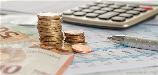 Geld und ein Taschenrechner