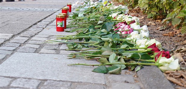 Zeichen der Trauer: Passanten hatten im Gedenken an den getöteten Arzt Blumen und Kerzen nahe der Praxis abgelegt.
