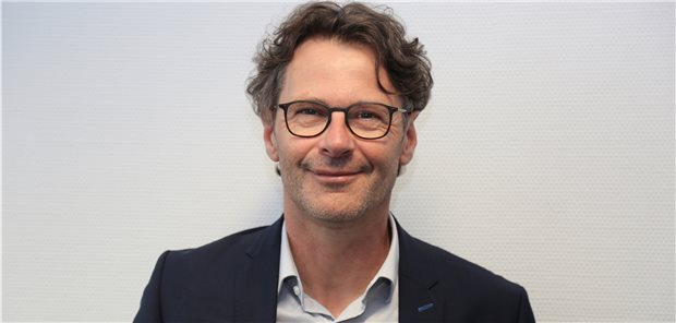 Warum wirbt die zweitgrößte Krankenkasse nicht mehr auf Facebook, Herr Bock? Zeigt Facebook die rote Karte: Barmer-Marketingchef Christian Bock