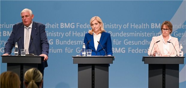Krankenhausreform: Warken will Ländern mehr Zeit für Umsetzung geben Zeigten Einigkeit nach dem Spitzengespräch: NRW-Gesundheitsminister Karl-Josef Laumann (v.l.), Bundesgesundheitsministerin Nina Warken und die Hamburger Gesundheitssenatorin Melanie Schlotzhauer.