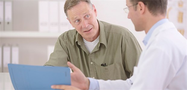 Zeit für eine informierte Entscheidung: Männer mit Low-risk-Prostatakarzinom, die eine radikale Prostatektomie bis zu einem Jahr hinauszögern, müssen wohl keine schlechteren Befunde befürchten.