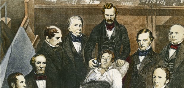 Triumph über den Schmerz Zeitgenössischer Kupferstich von William T. G. Morton und Kollegen im Massachusetts General Hospital in Boston. Mittels eines Glaskolbens führte Morton die Äthernarkose vor.