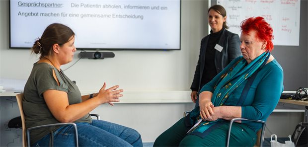 Zwei Frauen üben ein Gespräch.