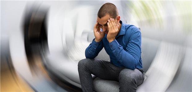 Zentraler vestibulärer Schwindel kann ja auch durch ischämische Läsionen im Hirnstamm oder Kleinhirn bedingt sein. (Symbolbild mit Fotomodell)