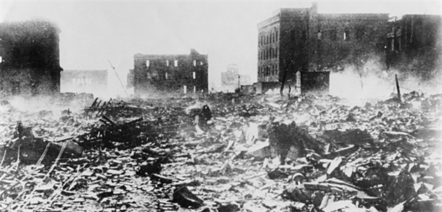 Gegen die 'Wellen des Todes' waren Ärzte machtlos Zerstörung in Hiroshima nach Abwurf der Atombombe im August 1945.