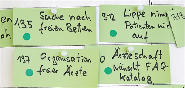 Ärzte wurden nicht gefragt Zettel mit Statusmeldungen zeigen bei einer Katastrophenschutzübung an der Akademie für Krisenmanagement, Notfallvorsorge und Zivilschutz in Bad Neuenahr-Ahrweiler wichtige Details an, die abgearbeitet werden müssen.