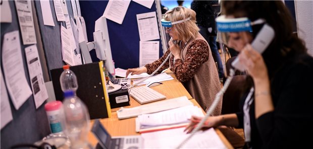 Zettelwirtschaft in einem Gesundheitsamt in Berlin Anfang 2021. Das soll künftig anders werden, in Sachsen steht für die Digitalisierung der Ämter auch schon der Zeitplan.