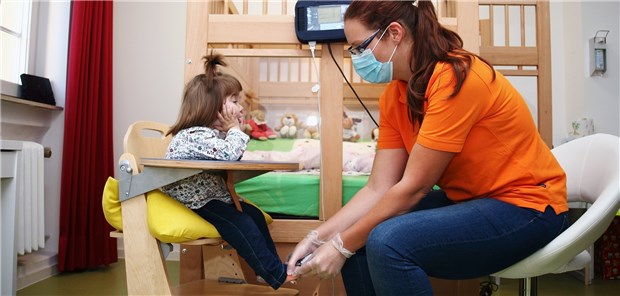 Eine Pflegebrücke für die Kleinsten Ziel der Brückenpflege ist es, Eltern und ihren pflegeintensiven Kindern den Übergang von der Klinik nach Hause zu erleichtern. nestwärme e.V. (2)