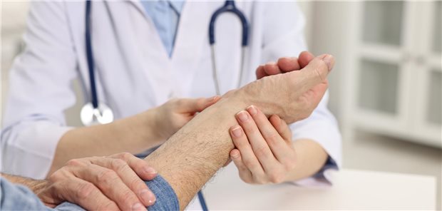 Ziel der Therapie soll gemäß der drei Empfehlungen von EULAR, ACR (American College of Rheumatology) und NICE (National Institute for Health and Care Excellence) die Verbesserung der Symptome und Handfunktion sein. Dem strukturellen Schaden soll vorgebeugt werden. 