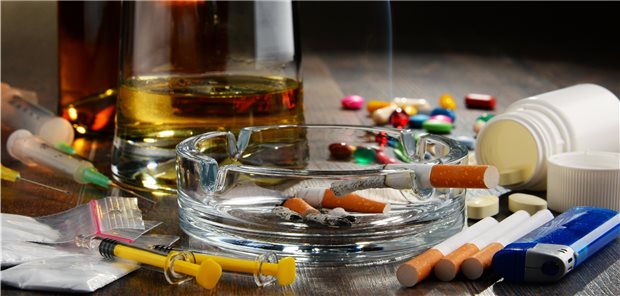 Zigaretten, Alkohol und illegale Rauschmittel sind anscheinend mit einem erhöhten Risiko für frühe Herzinfarkte assoziiert.