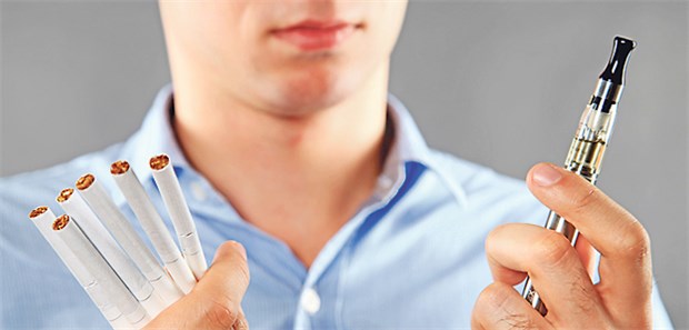 Wer dampft, raucht auch bald Zigaretten oder E-Zigarette? Jugendliche wählen meist zuerst den Verdampfer.