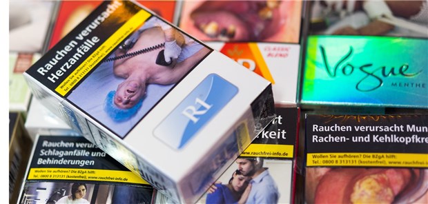 Supermärkte dürfen Zigaretten-Schockbilder kaschieren Zigarettenschachteln mit Schockbildern liegen auf einem Tresen in einem Kiosk. Sie müssen laut einem Urteil nicht offen vorgezeigt werden.