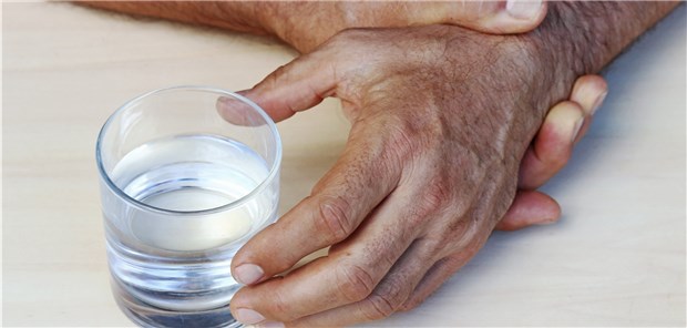 Neuer Neuro-Stimulator zeichnet Impulse auf Zitternde Hände zur Ruhe bringen: Ein wichtiges Ziel der Therapie bei M. Parkinson.