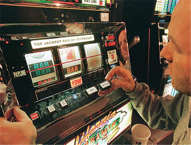 Experten geißeln Saarland als Zockerparadies Zocken, bis der Therapeut kommt: Spiel am Glücksspielautomaten. © epd