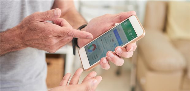 Mann zeigt auf Smartphone