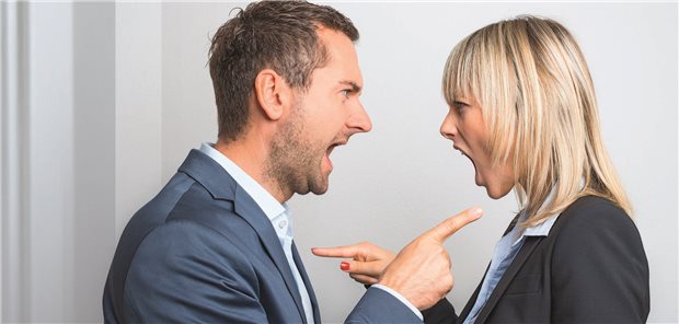 Ein Mann und eine Frau stehen sich gegenüber, zeigen mit dem Zeigefinger auf den anderen und brüllen sich an.