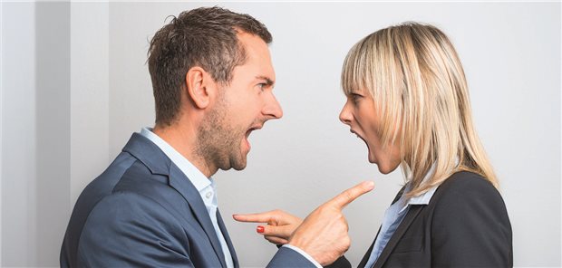 Ein Mann und eine Frau stehen sich gegenüber, zeigen mit dem Zeigefinger auf den anderen und brüllen sich an.