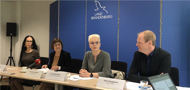 Zogen am Freitag gemeinsam Bilanz zum Pakt für den ÖGD (v.l.n.r.): Dr. Susanne Daiber, Amtsärztin des Kreises Oberhavel, Landesgesundheitsministerin Ursula Nonnemacher, Dr. Kristina Böhm, Leiterin des Potsdamer Gesundheitsamtes, Stefan Neugebauer (Referatsleiter MSGIV).