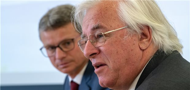 Bayerns Unikliniken sehen sich gut gerüstet für COVID-19-Patienten Zogen eine positive Bilanz der Versorgung von COVID-19-Patienten an Unikliniken: Bayerns Wissenschaftsminister Bernd Sibler (li.) und Professor Karl-Walter Jauch, Ärztlicher Direktor am LMU-Klinikum München.