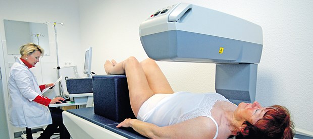 Wege zum Schutz vor Kortikoid-Osteoporose Zu Beginn einer längerfristigen oralen Kortikoidtherapie wird eine Knochendichtemessung empfohlen.