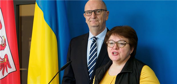 Ukraine setzt auf Rückkehr geflohener Krankenschwestern Zu Besuch bei Brandenburgs Ministerpräsident Dietmar Woidke (SPD): die stellvertretende Gesundheitsministerin der Ukraine Iryna Mykychak.