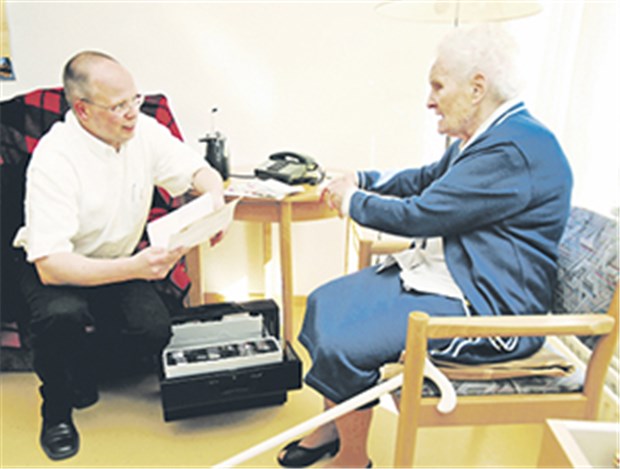 Ab 1. April mehr Geld für Haus- und Heimbesuche Zu Besuch im Pflegeheim: Ärzte bekommen dies ab dem 1. April 2011 deutlich besser vergütet.