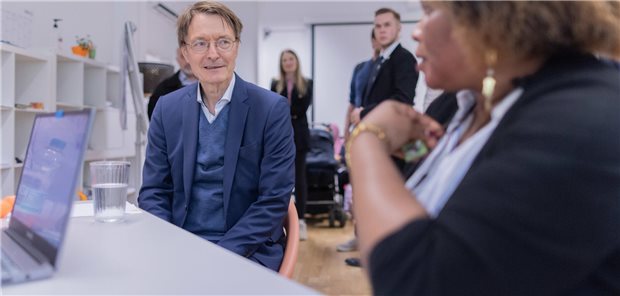 Lauterbach rührt Werbetrommel für Gesundheitskioske Zu Besuch in der „Kümmerei“ in Köln: Bundesgesundheitsminister Karl Lauterbach.