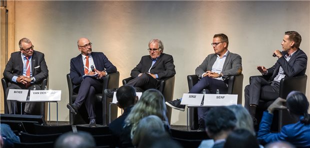 Klotzen statt dämpfen! Wirken Investitionen gegen das Kassendefizit? Zu Finanzzwängen und Reformbedarf diskutierten beim Hauptstadtkongress (von links) Dr. Günther Matheis, Moderator Wolfgang van den Bergh, Prof. Jürgen Wasem, Tino Sorge und Kai Senf.