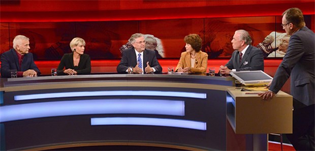 Harte, aber faire Debatte um assistierten Suizid Zu Gast bei Frank Plasberg (r): Urologe Dr. Uwe-Christian Arnold (v.l.), Medizinethikerin Professor Bettina Schöne-Seifert, Peter Hintze (CDU), Dr. Marianne Koch (Ehrenpräsidentin Deutsche Schmerzliga) und Dr. Klaus Reinhardt (Vorsitzender des Hartmannbundes).
