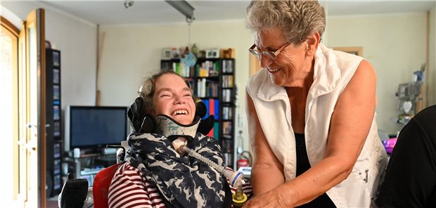 GBA will zu außerklinischer Intensivpflege entscheiden Zu Hause trotz künstlicher Beatmung: eine junge Patientin mit spinaler Muskelatrophie (Archivbild).