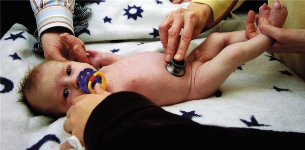 GBA beschließt neue Kassenleistungen Zu den Inhalten der U-Untersuchungen soll künftig auch ein Hörscreening gehören.